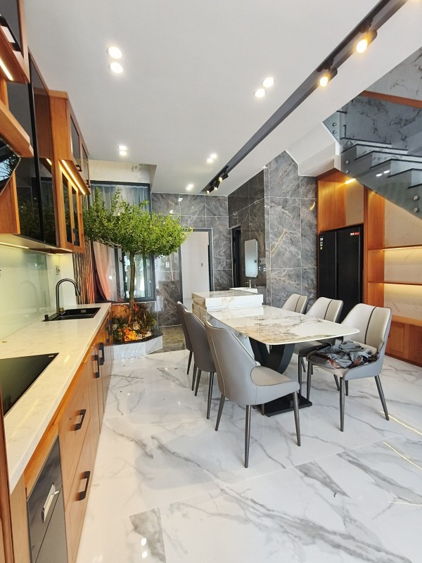 Bán nhà đẹp Hoà Xuân, 3 tầng đường 7m5 Trần Kim Xuyến để lại toàn bộ nội thất xịn