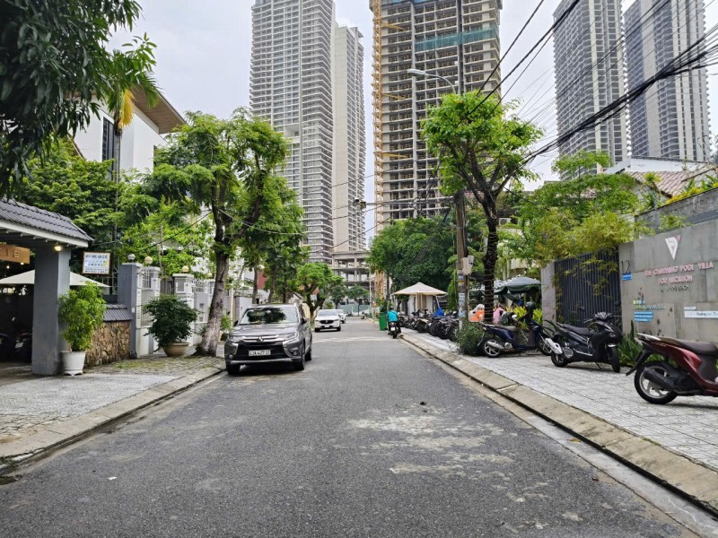 Bán Đất biển Nguyễn Hữu Thông 300m2 ngang 12m cách biển 200m giá 30ty vị trí toàn biệt thự khách sạn